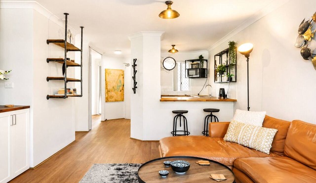 Welcome to Magical McAtee, a stylish resort-style apartment just 5 minutes from the heart of Fremantle. Relax by the sparkling pool, enjoy a luxurious king bed, free parking, fast Wi-Fi and a fully equipped kitchen. Perfect for couples, famil