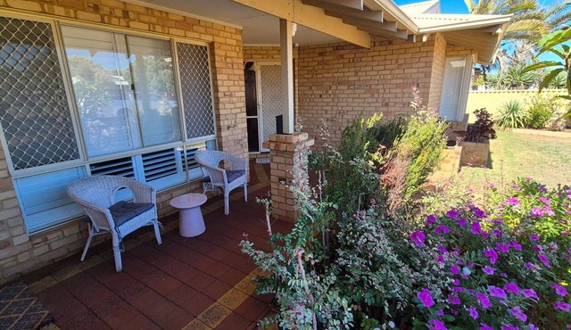 Welcome to your coastal getaway! Sleeps 5, includes a work space & pet friendly