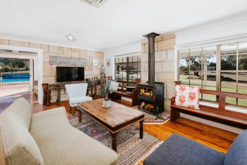'Wilpine' Poolside Country Luxury near Town
