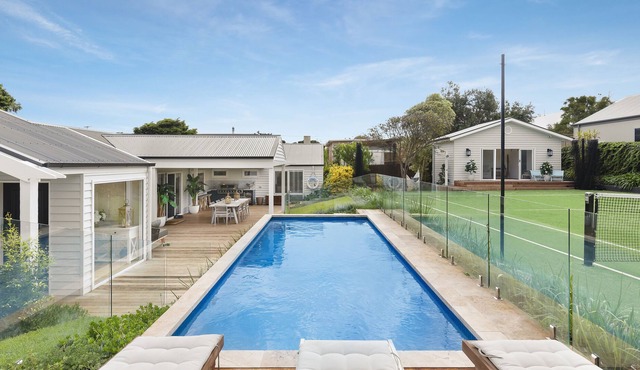 Without doubt, one of the most appealing settings you will find. (sleeps 10)