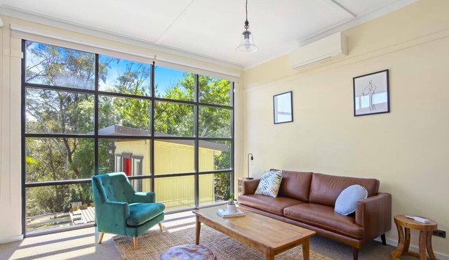 Wonga Cottage - Up-Market Country Style 3 Bedroom 2 Bathroom Pet-Friendly Home on Bushland