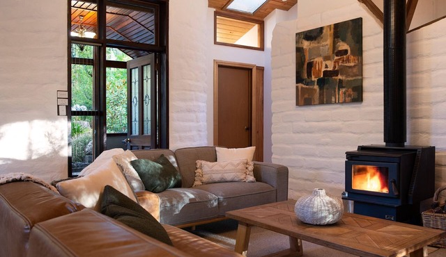 Woodland Cottage - Pet Friendly accommodation walking distance to lake Daylesford