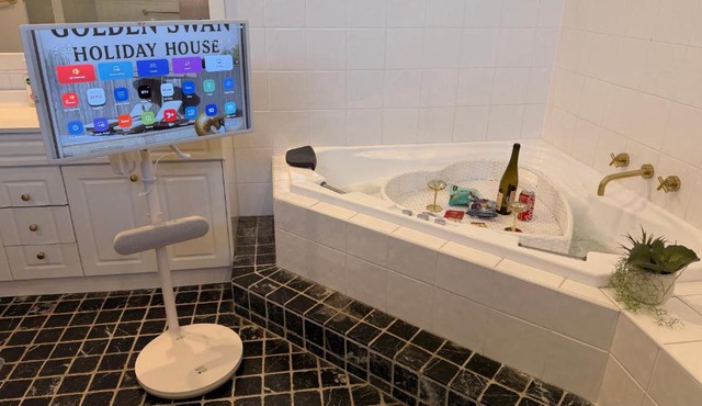 Work and Unwind Retreat King Bed Love Heart Hot Tub for 2 Game Room Cinema on the bed 500Mbps WiFi Ideal for Business Couples and Special Events