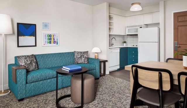 Your Home Away from Home - Indoor Pool, BBQ Grill, and Complimentary Breakfast in Markham