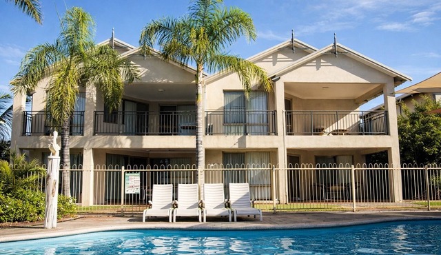 Your Perfect Kalbarri getaway, Poolside Villa Near River, Shops and Beaches
