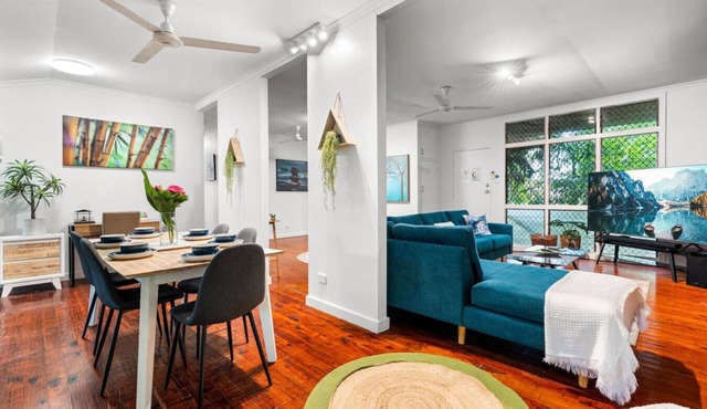 Zen in the Tropics: Fenced Yard - Balcony - Desk