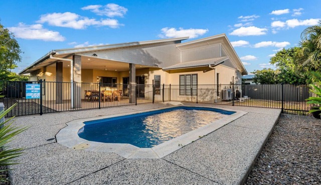 Zen Lotus: private pool - patio - garage - yard