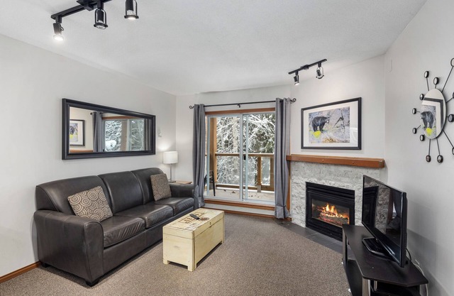 65 Glaciers Reach this 1br home has a hot tub & pool in Whistler Village in Whistler