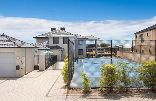 Canal Life Villa Tennis Court Jetty 