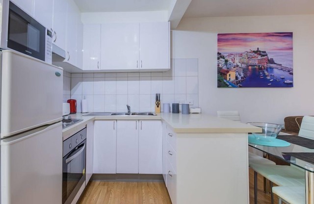 Perfectly Located, Gorgeous St Kilda Queen Bed Apartment