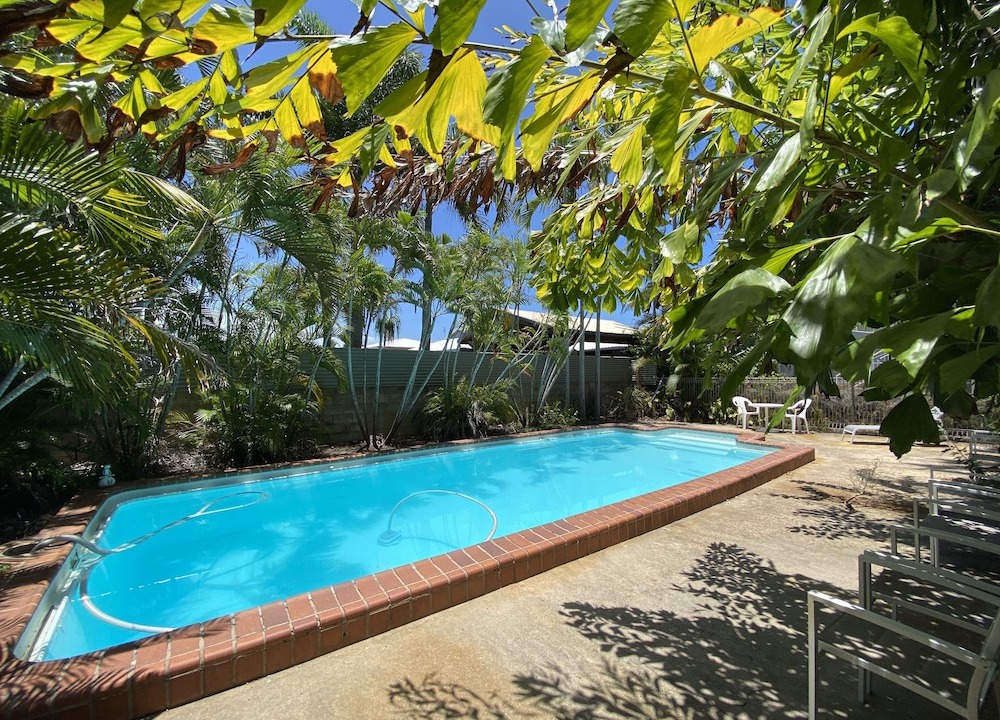 Bowen Hotel | Palm View Holiday Apartments