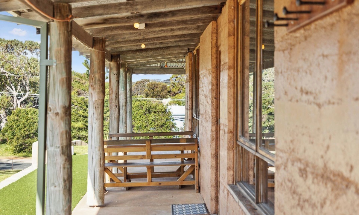 Ledge Point House | Sunny bank, the perfect family home