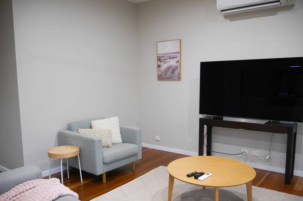 Caringbah South House | Luxury 2 story home in Yowie Bay. Close to Sydney CBD & Cronulla Beach
