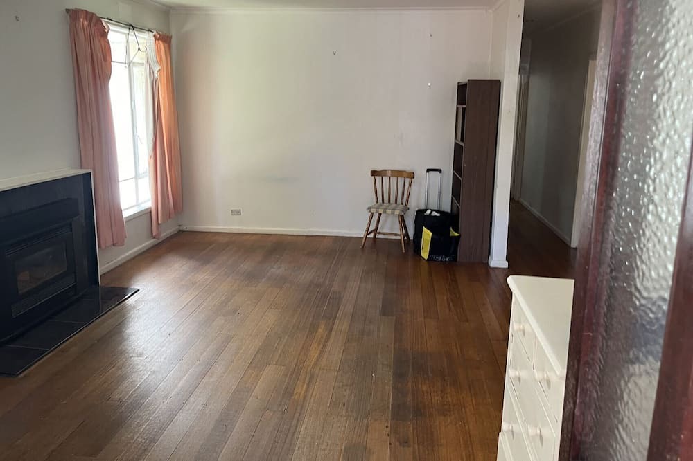 Frankston House | One master bedroom with own bathroom, the other one a bedroom with shared bath.