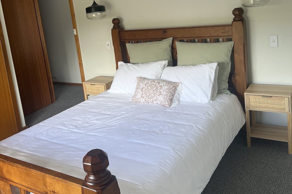 Port Lincoln House | Family, Pet Friendly House in central location with enclosed yard.