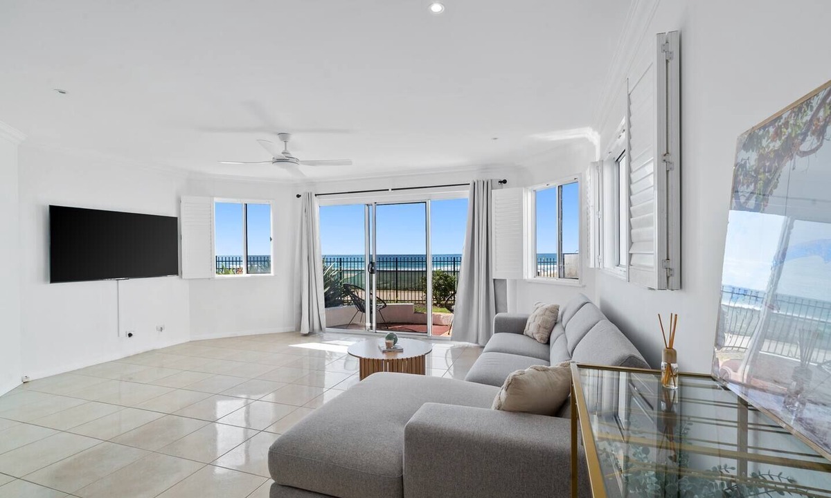 Surfers Paradise Apartment | Paros on the Beach Absolute Waterfront Living