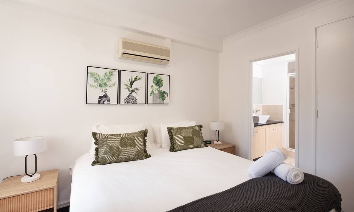 East Perth Apartment | The East Perth Hub: Spacious 2BR with Free Parking