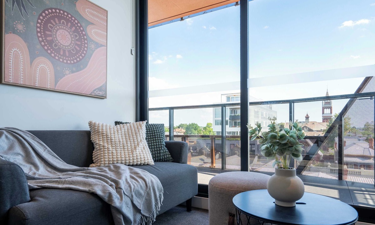 Hawthorn Apartment | Modern 2B Apt with Views Near Swinburne University