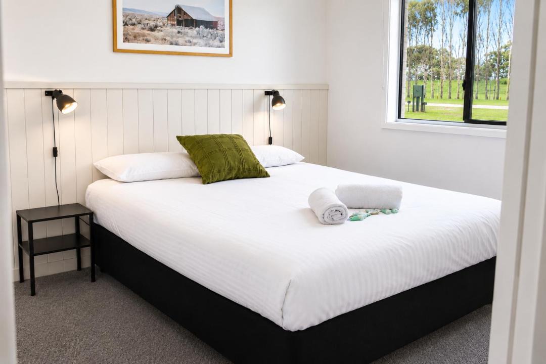 Penola Cabin | Penola Coonawarra Caravan Park -One-Bedroom Deluxe Villa