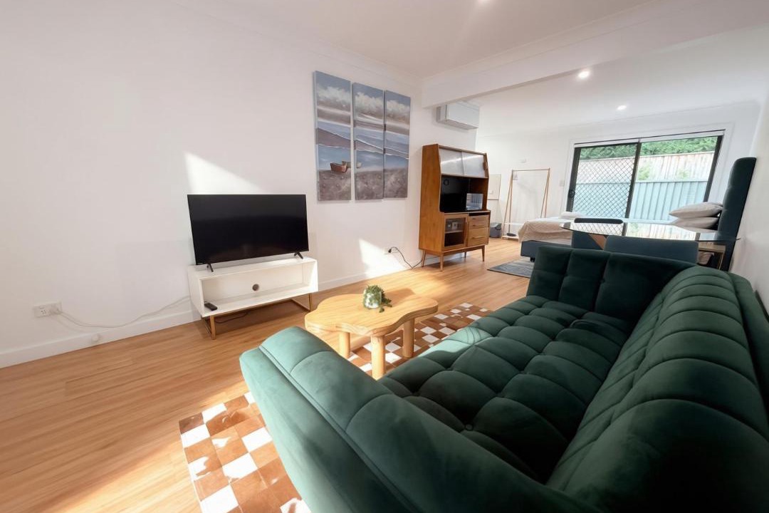 Roseville Apartment | Spacious Homelike King Studio Retreat in Roseville
