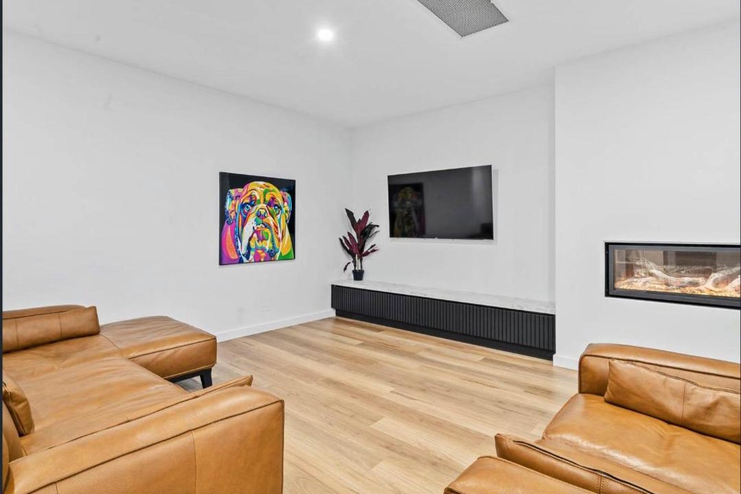 Yarrawonga House | Adelphi Holiday Home - Winter Special