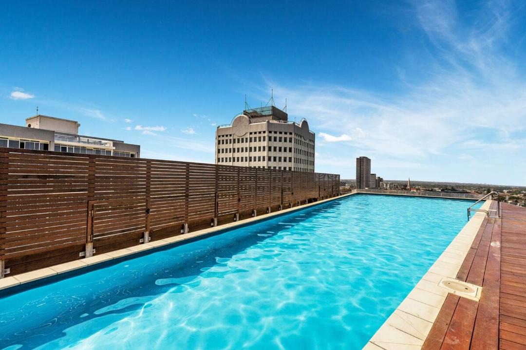 Melbourne Apartment | Grand Prix & Water View - Free Parking, Pool & Gym