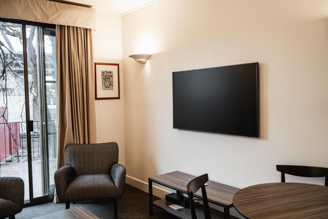 East Melbourne Apartment | Chic 1-Bed in East Melbourne with Gym & Pool