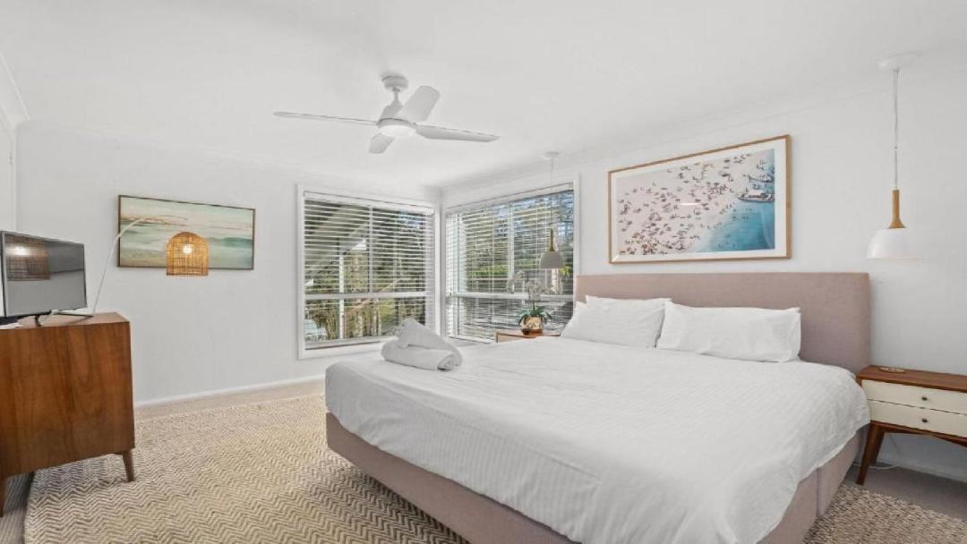 Avoca Beach House | Lake House Hideaway - Serene Lakeside Retreat