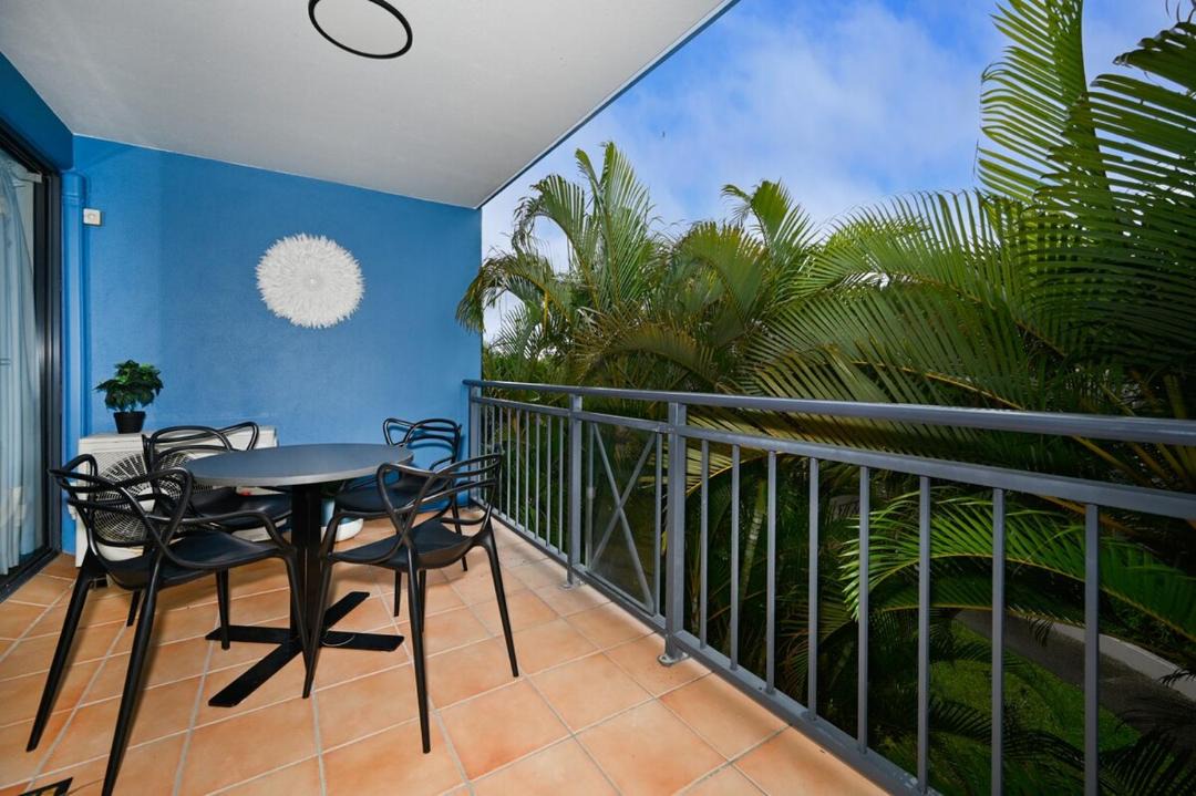 Dicky Beach Apartment | Seaside Charm & Comfort - 1min to Beach