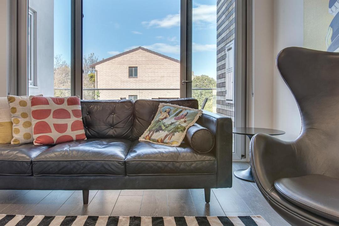 Cremorne Apartment | Professional living minutes from the city