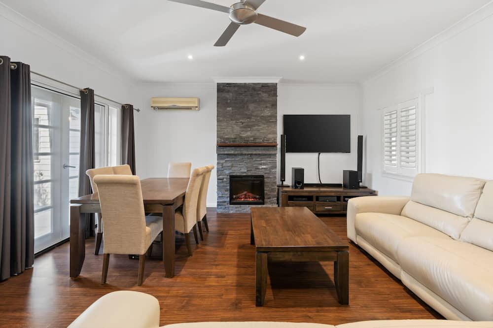 Photo of Livingroom in Saratoga