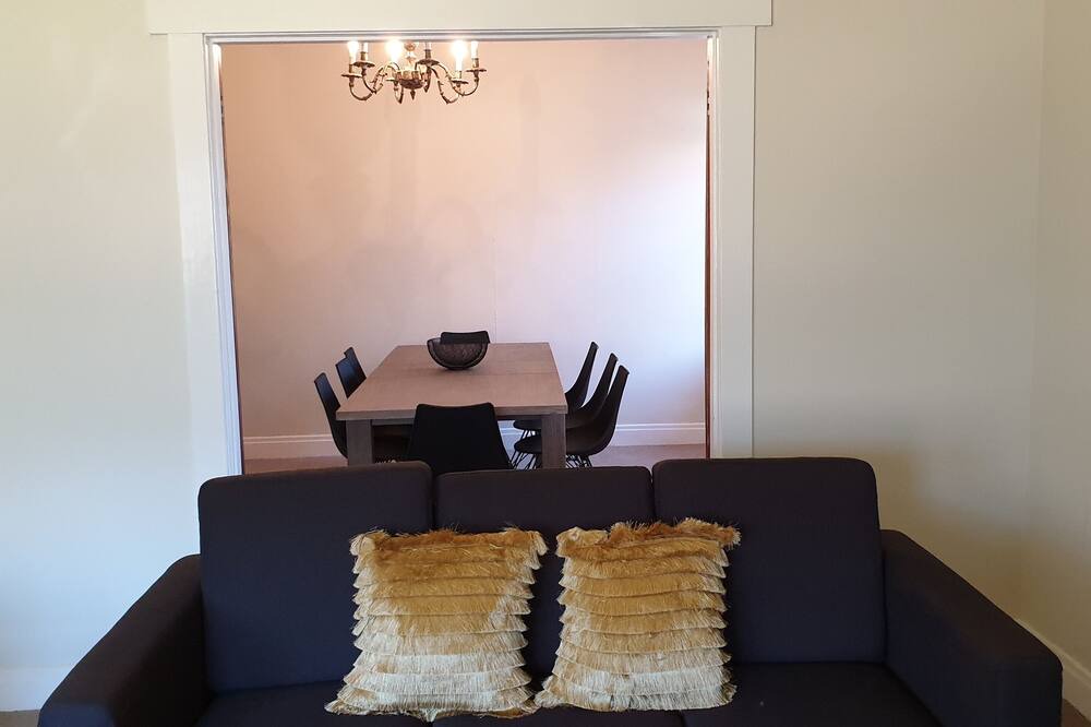 Photo of Livingroom in Newtown