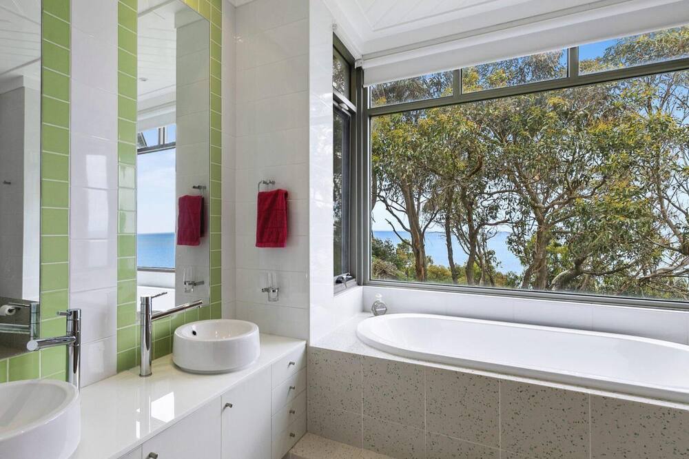Photo of Bathroom in Lorne