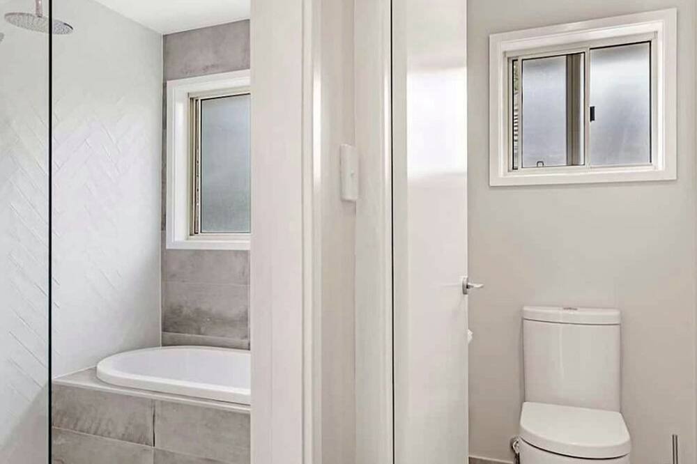 Photo of Bathroom in Salamander Bay