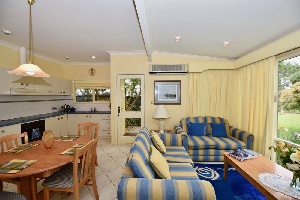 Photo of Livingroom in Cuttlefish Bay