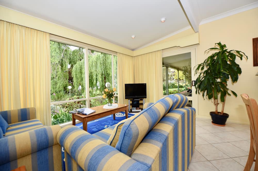 Photo of Livingroom in Cuttlefish Bay