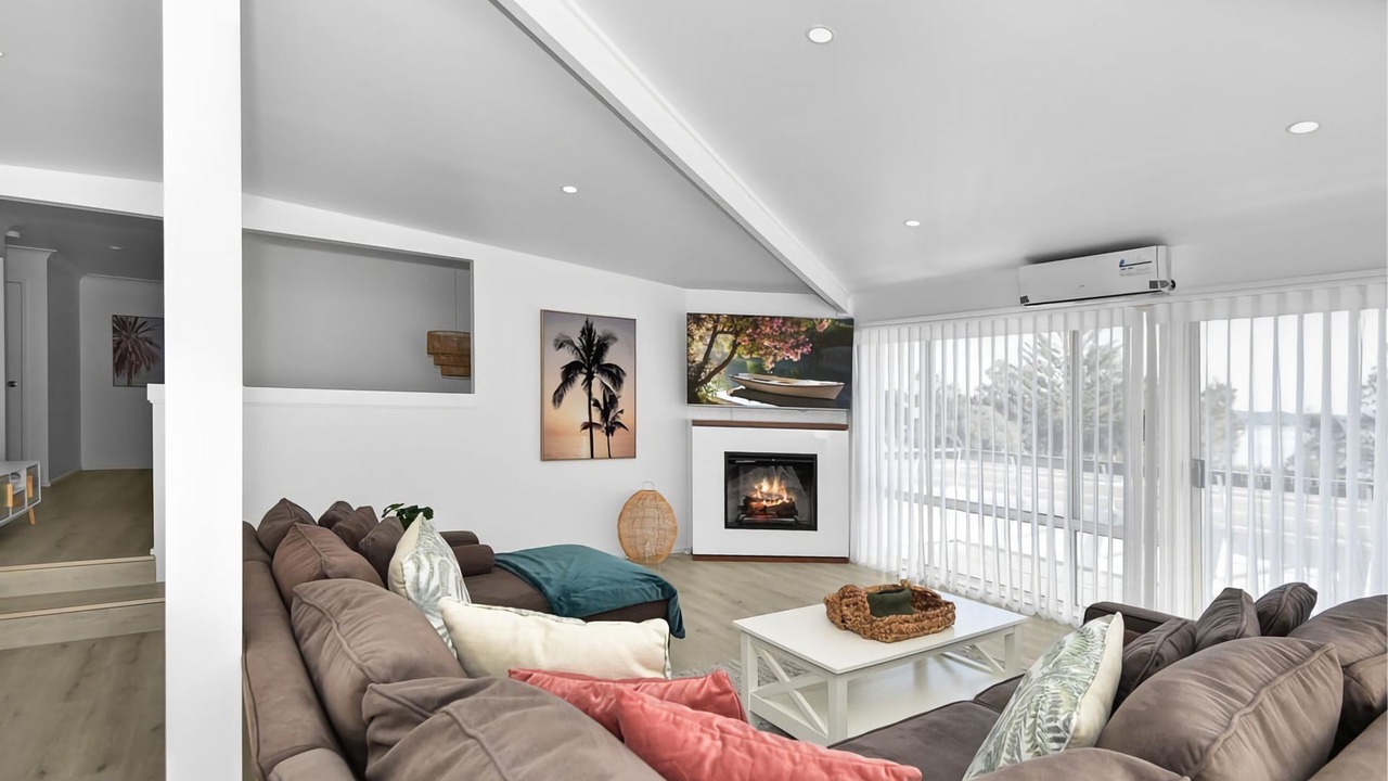 Photo of Livingroom in The Entrance North