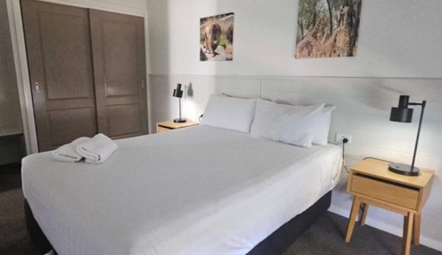 Deluxe 2 Bedroom Access Cabin - Sleeps 5