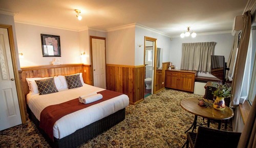 Standard Room, 1 Queen Bed, Ensuite, Partial Lake View (Adults Only)