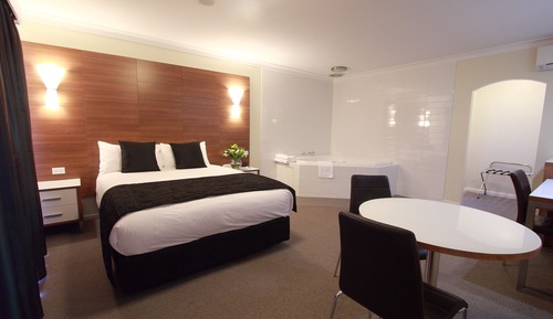 Deluxe Room, 1 Queen Bed, Jetted Tub