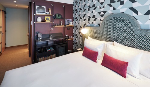 Studio, 1 King Bed (Groovy)