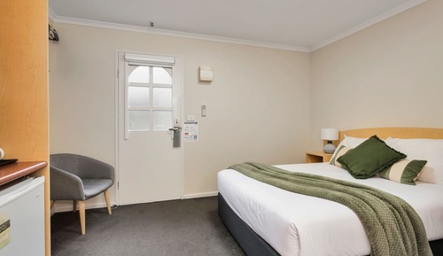 Standard Room, 1 Queen Bed, Free Wi-Fi & Parking