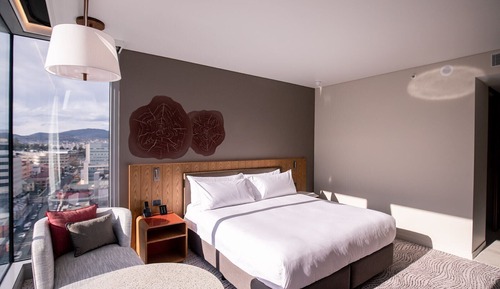 Premium Room, 1 King Bed, Club Lounge Access, Corner