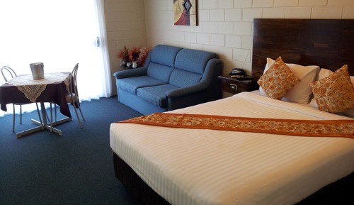 Deluxe Queen Suite