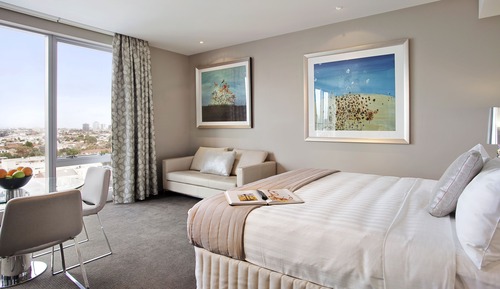 Deluxe Studio, 1 Queen Bed (Deluxe Studio Suite)