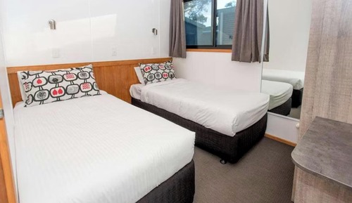 Deluxe 3 Bedroom Riverfront Cabin - Sleeps 8