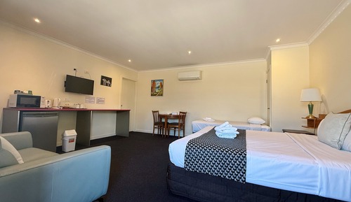 Deluxe Queen & Single Spa Room  