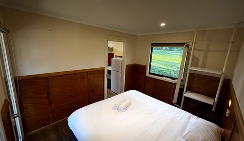 Standard Cabin 2 Bedrooms Shared Bathroom (1 King Bed, 1 Bunk, 1 Trundle)