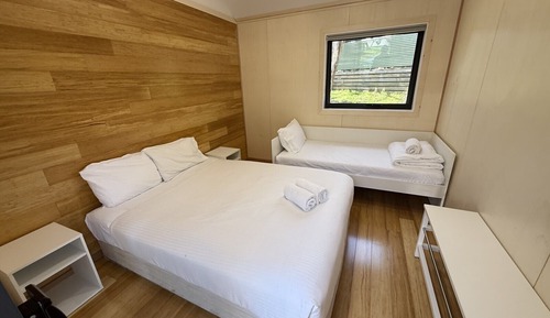 Private Bedroom - Sleep up to 3 Full Linen Supplied (1 Queen 1 Single)