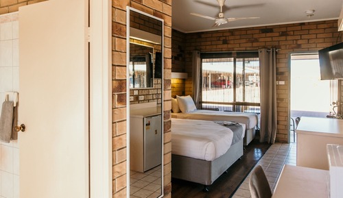 Twin - Queen and Single Pet friendly